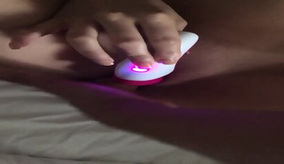 Шаловливая блонда одновременно сосет и мастурбирует