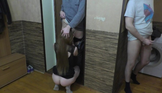 Русская красотка сосет и трахается с двумя парнями