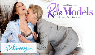 Мамочка соблазнила дочурку на горячий лесбийский секс перед свиданием