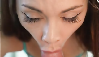 Школьница мастурбирует учительскую елду и делает глубокий минет