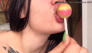 Сексуальная красотка с татуировками мастурбирует с леденцом