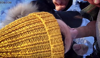 Похотливая брюнетка сосет член на улице: жесткий минет в общественном месте