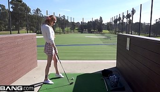Пошлая девушка мастурбирует с гольф-клюшкой внутри