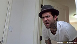 'Татуированный брутальный самец жестко оттрахал зрелую сучку'