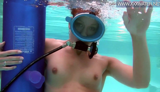 Развратная девочка играет с дилдо в бассейне