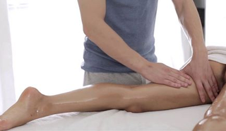 Сексуальный массажист трахнул молодую клиентку на массажном столе