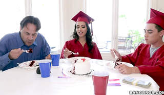 Школьница трахнулась с братом на выпускном