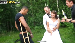 Жесткая свадьба в лесу: невесту трахнули жених и гости