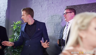 Шикарная секретарша оттрахана парнем на рабочем столе