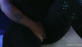 Жесткий трах: белый самец трахает чернокожую красотку с огромной задницей