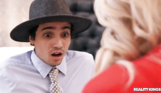 Шикарная мачеха с огромными дойками отдается парню в фетишной шляпе