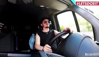 Жестко оттрахал юную шлюху в авто