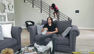 Распутный белый самец трахает чернокожую подружку сводной сестры