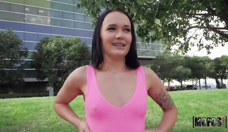 Грубый самец наполнил рот горячей брюнетки спермой после жаркого секса на улице