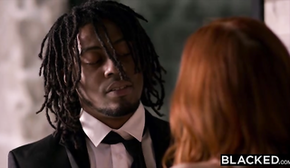 Черные чулки на белой коже: жесткое порно с негром и рыжей красоткой