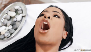 Белый мастер делает негритянке анальный массаж до сквирта