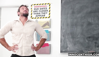 Учитель устроил групповой секс с двумя студентками после куни