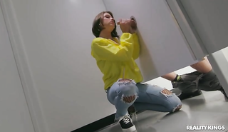 Шлюха отсасывала член в уборной через дырку в стене