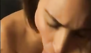 Развратная блондинка сосет хуй и получает сперму на личико