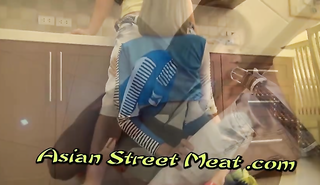 Худенькая азиатка стонет в наручниках, получая жесткий секс