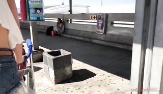 Жесткая фотосессия в аэропорту: парень уговорил девушку на интимные снимки