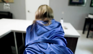 Мама приклеилась к столу и получила жесткий трах от своего сына