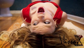 Шикарная беременная блондинка в красном платье: горячий секс на камеру