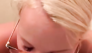 Сексуальная блондинка с огромными сиськами дрочит на камеру с большим вибратором