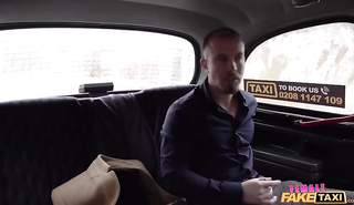Татуированная девушка на фейк-такси получает жесткий секс от пассажира
