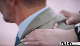 Жесткий анал от босса: блондинка в офисе получила по полной