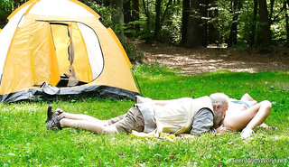 Старый пердун трахнул молодую шлюху на природе в позе раком