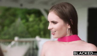 Черный жеребец жестко оттрахал белую красотку