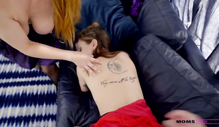 Братский член устроил сестру и мамку в горячем тройничке