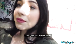 Жесткий пикап: брюнетка с огромной задницей отдалась мастеру соблазна