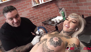 Шалунья дрочит, пока татуировщик вгоняет иглу в ее кожу