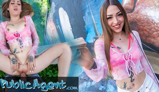 Горячая колумбийская шлюха с татуировками трахается прямо на асфальте