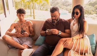 Похотливая мачеха трахается с пасынком, пока муж не смотрит