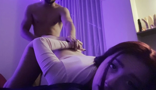 Жаркая француженка в порыве страсти принимает огромный член и кончает внутрь