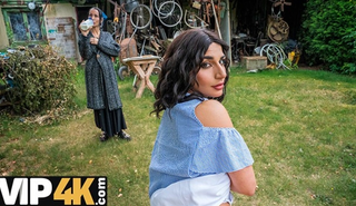 Жаркая брюнетка берет в рот и трахается с ХАНТ4К прямо на улице