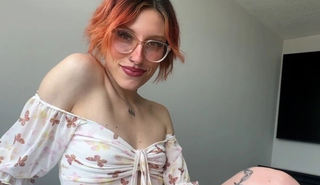 Няня соблазняет заблудившуюся домохозяйку на жесткий секс