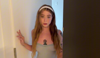 Наслаждайся групповым сексом с подругой и её похотливыми друзьями!