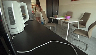 Жена и соседка развлекаются на кухне, обманывая мужа за долги