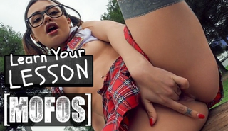 Сладкая девочка раздвигает ножки и наслаждается жестким сексом