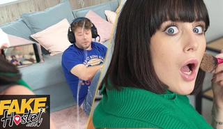 Общежитейская шлюха фонтанирует перед жестким анальным кремпаем