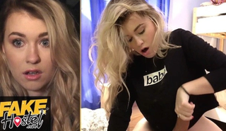 Сексуальная девушка с тугой розовой киской принимает член как профессионалка