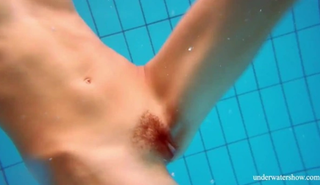 Горячая рыжая бомба дрочит себе под душем