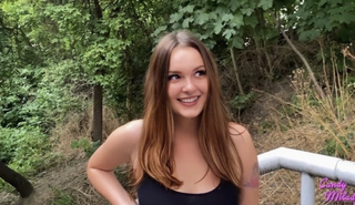 Жаркая русская девушка за бабки демонстрирует бюст