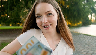 Молодая девушка сделает все за кэш