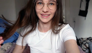 Горячая шлюха мастурбирует свою влажную киску в седле