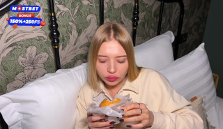 Горячая сперма в сочном бургере для моей похотливой сводной сестры